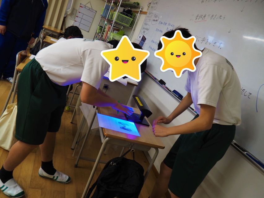 ブラックライトで照らすと、手の汚れが...