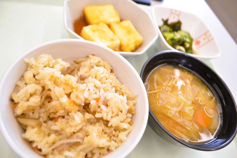 炊き込みご飯、揚げ出し豆腐、きゅうりの素の物、具だくさん汁