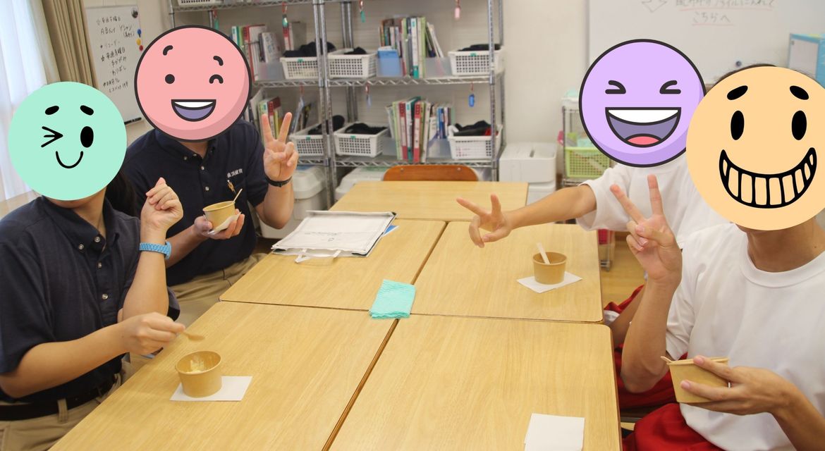 アイスを食べて、みんなでピース！！