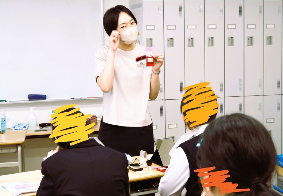 こちらは、女性のメイクアップ実習です。
